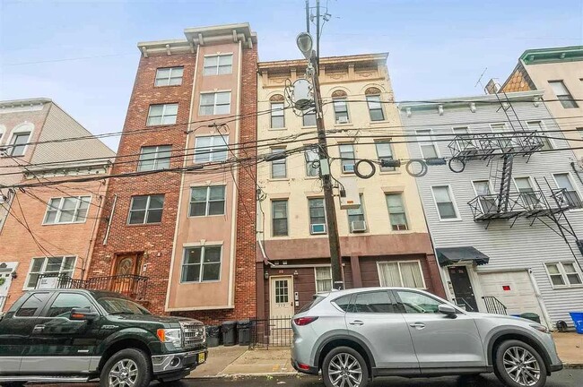 Building Photo - 513 Monroe St