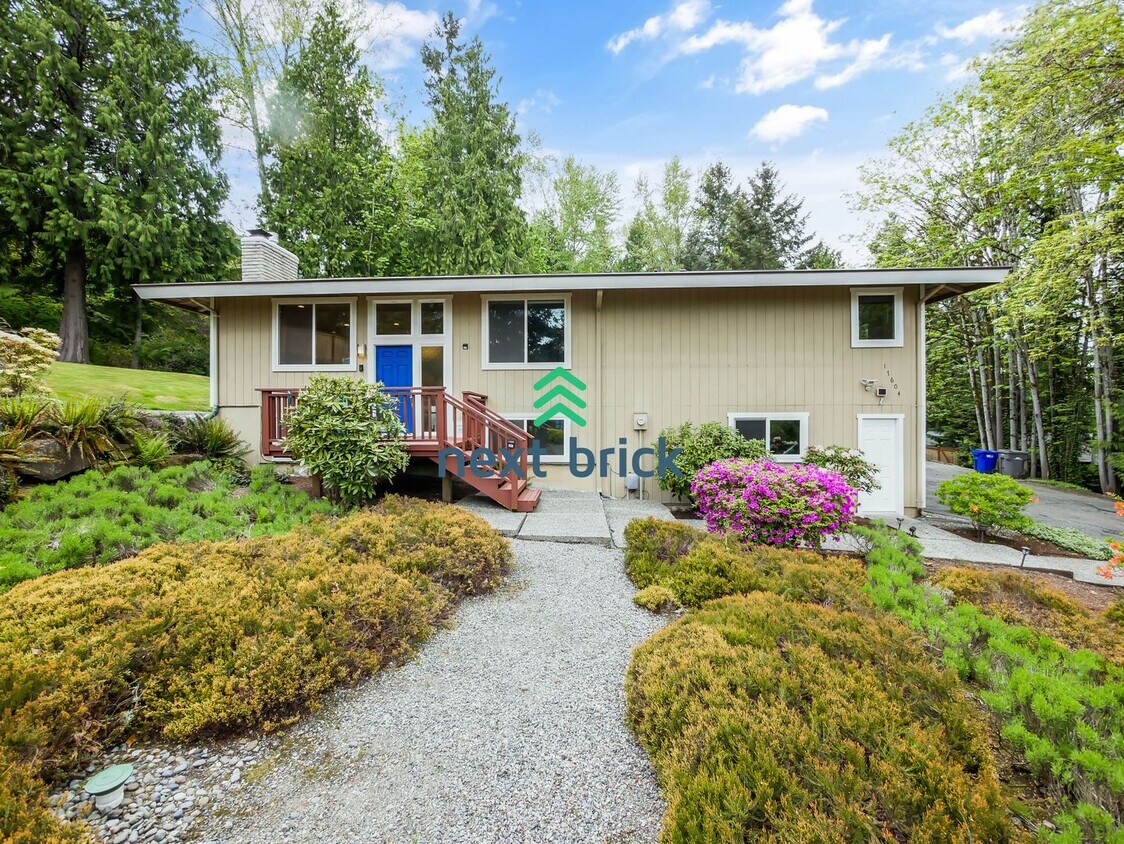 Foto principal - 3 bed + den and 3 Baths Private Single-fam...