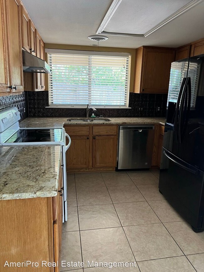 Building Photo - 3 br, 2 bath House - 2017 S.32nd