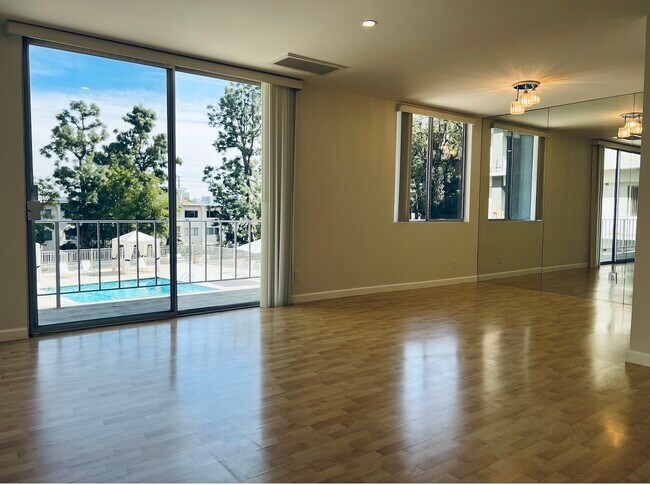 Foto del edificio - 100 S Doheny Dr