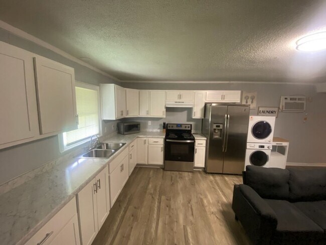 Building Photo - 3250 Willard Dr