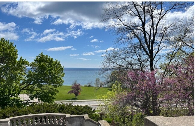 Building Photo - 2025 E Greenwich Ave