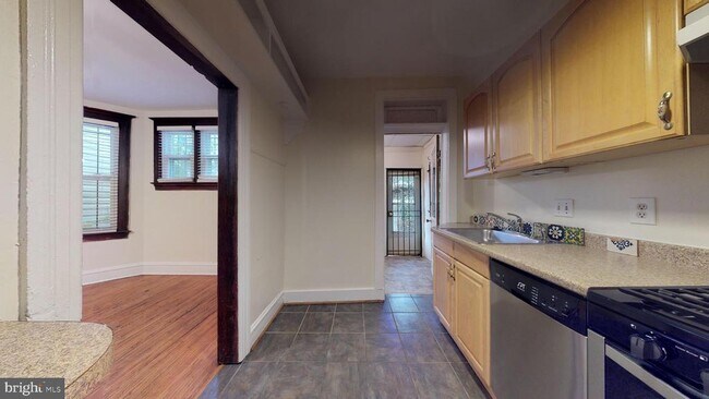 Foto del edificio - 728 Rock Creek Church Rd NW