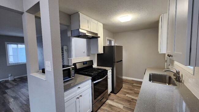 Foto del edificio - Beautiful 4 Bedroom 2 Bath Home Centrally ...