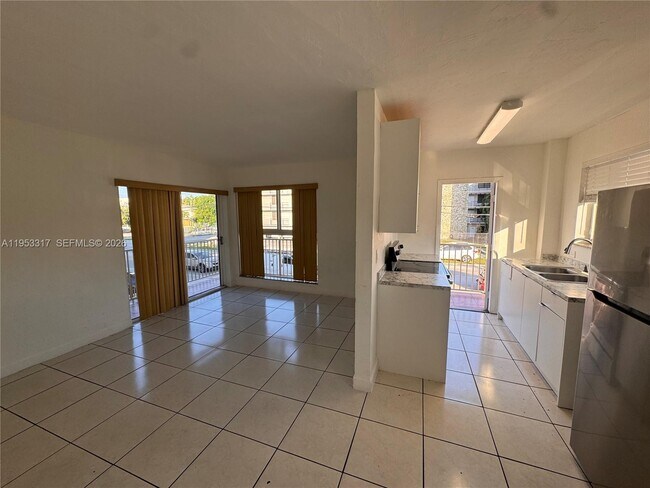 Foto del edificio - 1595 NE 125th St