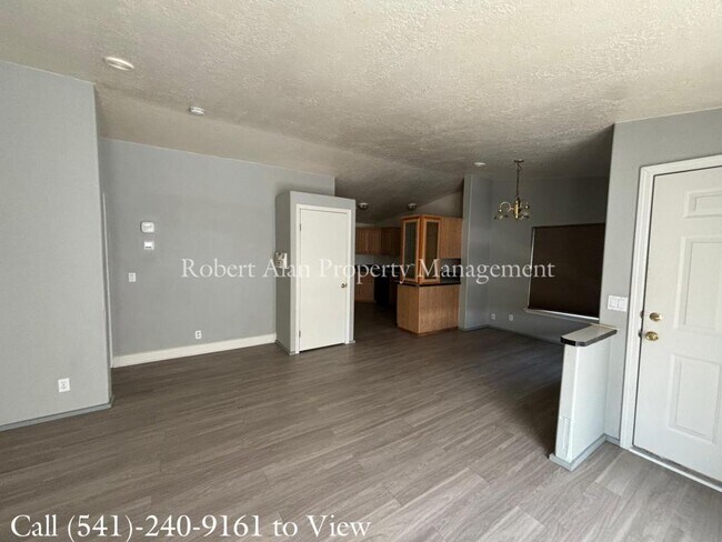 Foto del edificio - 3424 NE Riverside Ave