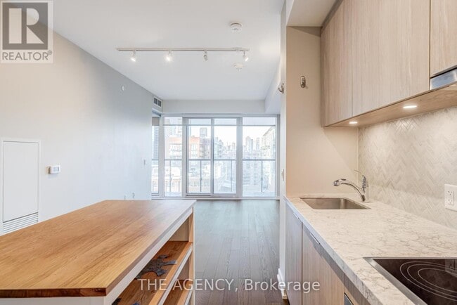 Building Photo - 158 Front St E