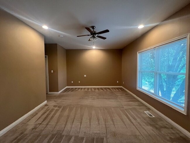 Building Photo - Beautiful 3 Bedroom Townhouse in South Col...
