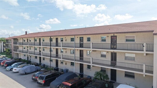 Foto del edificio - 2220 Stickney Point Rd