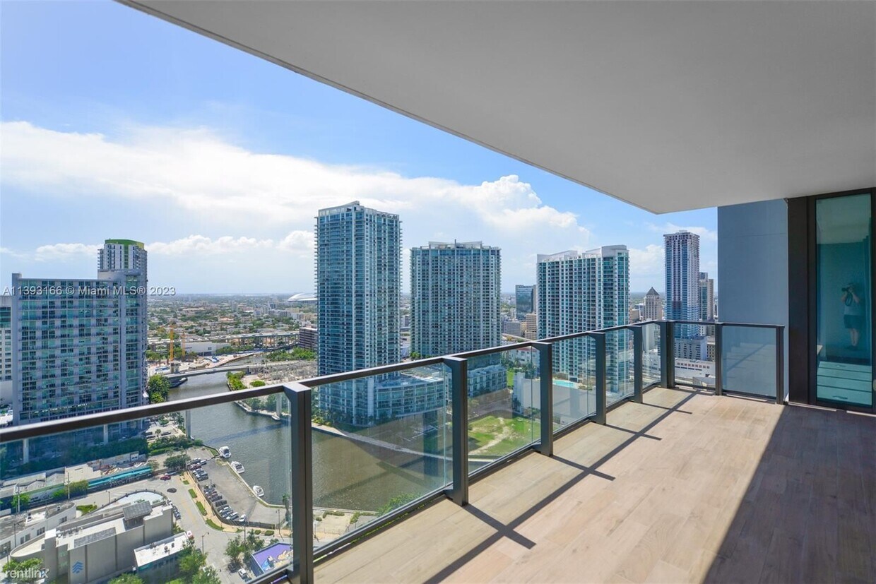 Primary Photo - 2 br, 2 bath Condo - 68 SE 6th St Spectacu...