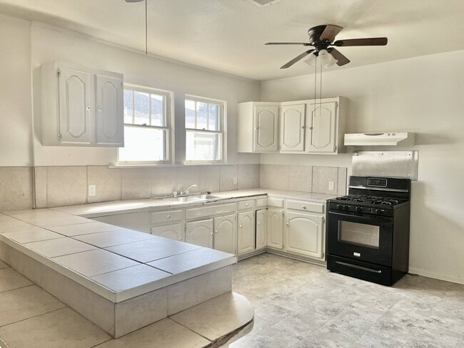 Foto del edificio - 452 Bernardo St