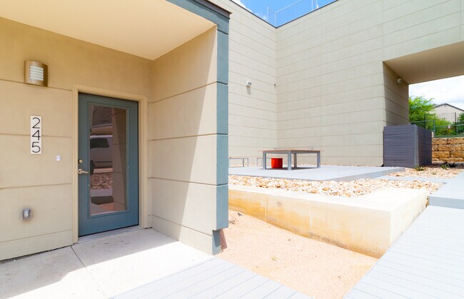 Building Photo - 604 N Bluff Dr