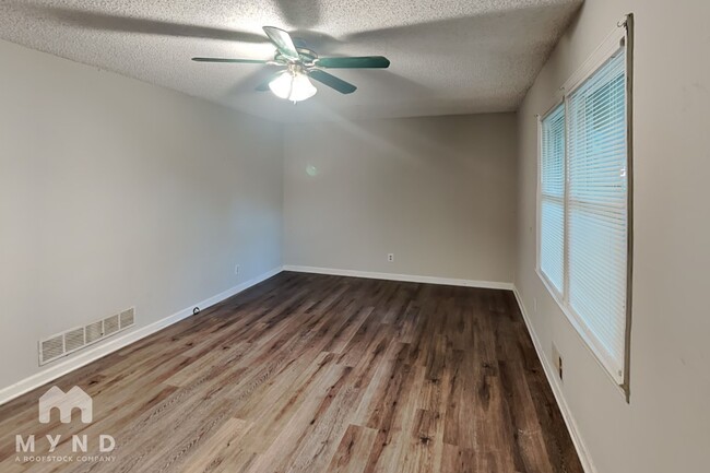 Building Photo - 2559 Park Dr