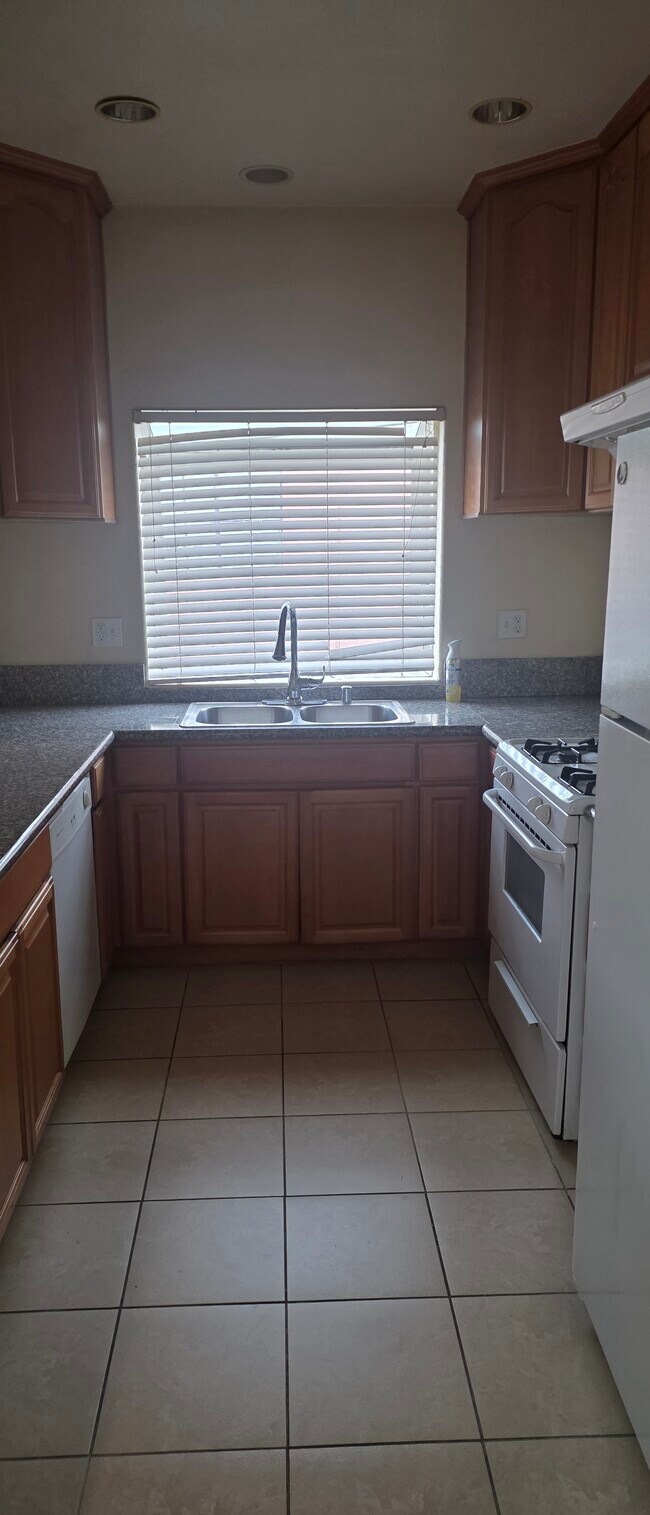 Kitchen - 404 La France Ave