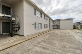 Building Photo - 518 E McNeese St