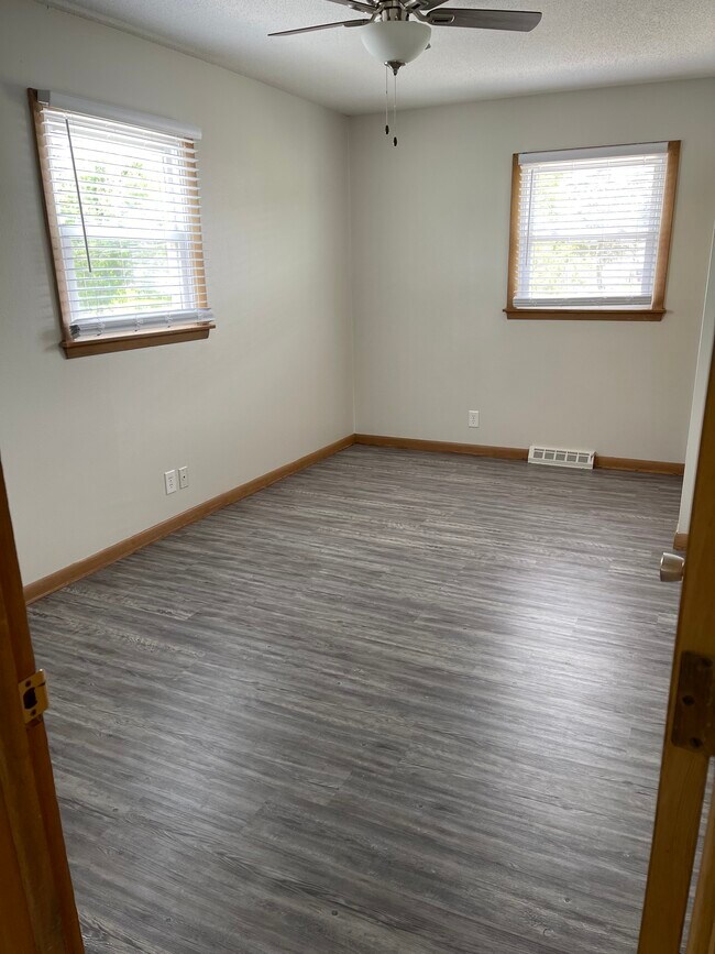 Dormitorio - 2737 E Ave NW