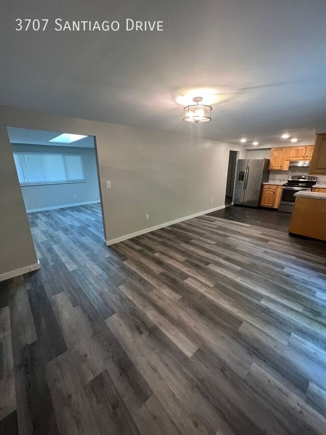 Building Photo - 3707 Santiago Dr