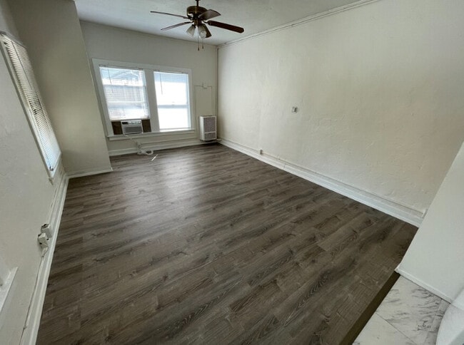 Building Photo - 919 S. Manhattan Pl