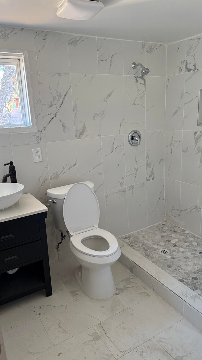 Foto del edificio - 618 Ansol Ln