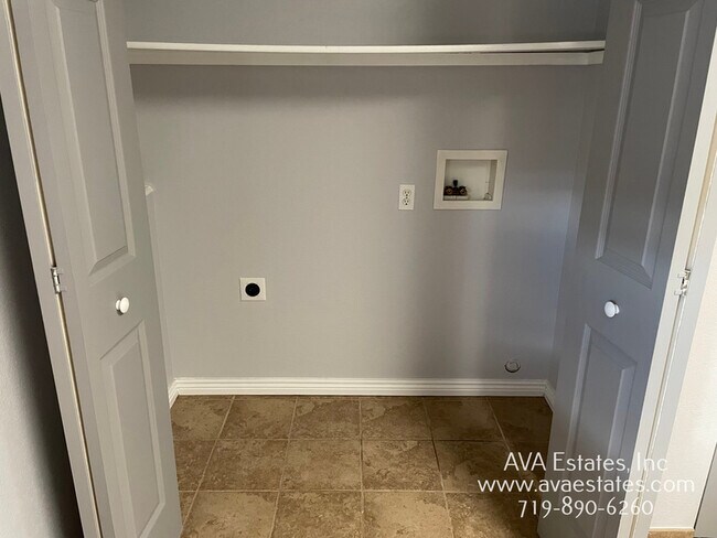 Foto del edificio - 693 E Laporte Dr