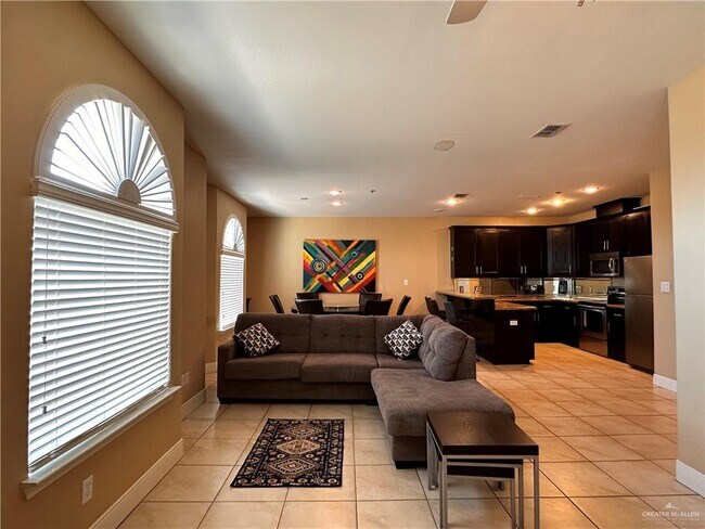 Foto del edificio - 15 Keeton Ave E