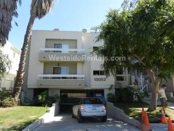 Building Photo - 13052 Moorpark St