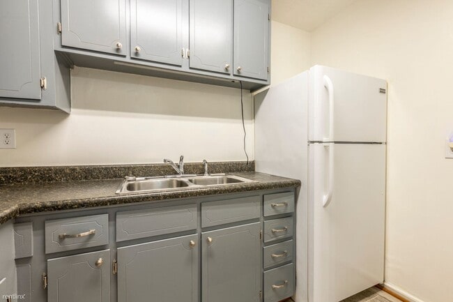 Building Photo - 2 br, 1.5 bath House - 223 Stribling Avenu...