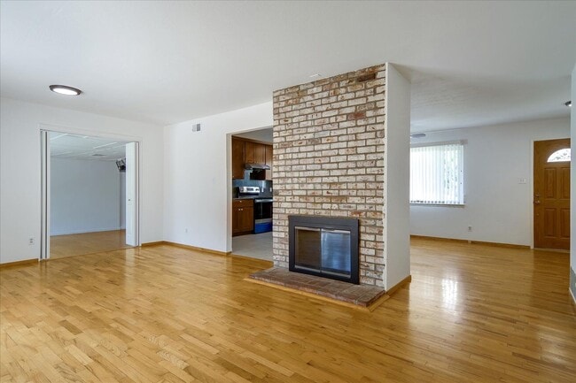 Building Photo - Great Location 3BD Home with Wood Floors &...