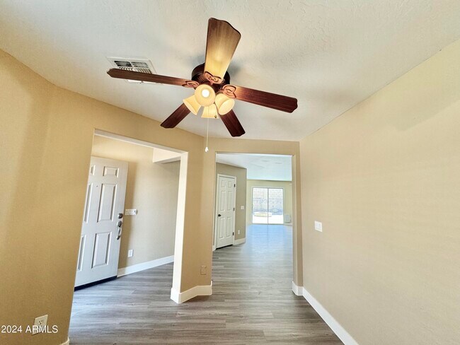 Building Photo - 999 W Desert Hills Dr