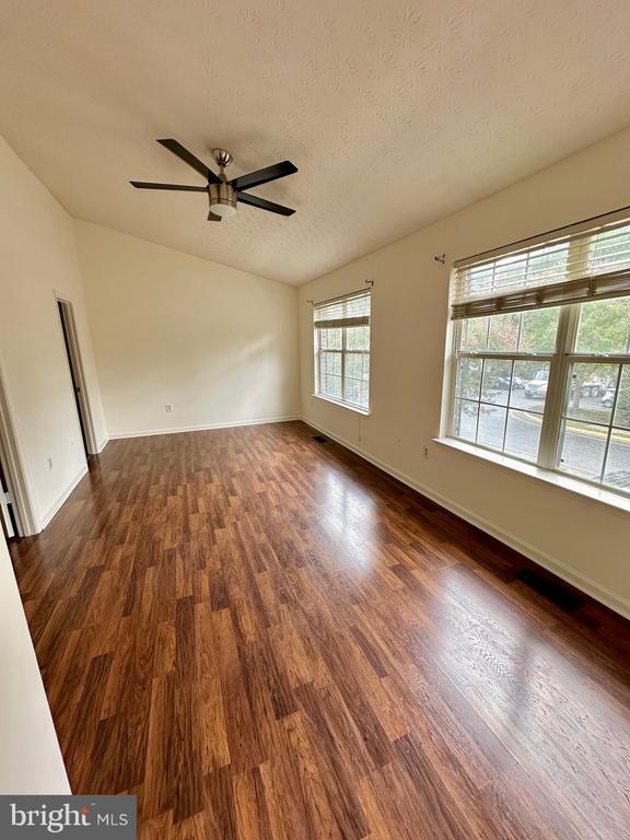 Foto del edificio - 215 Park Brook Ct