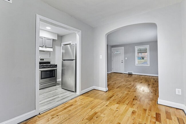 Building Photo - Finished Basement & Fenced Backyard!