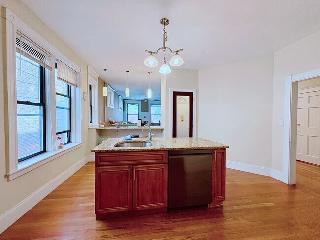 Building Photo - Coolidge Corner Area of Brookline. In-Unit Washer and Dryer, Heat and Hot Water Included, Parking...
