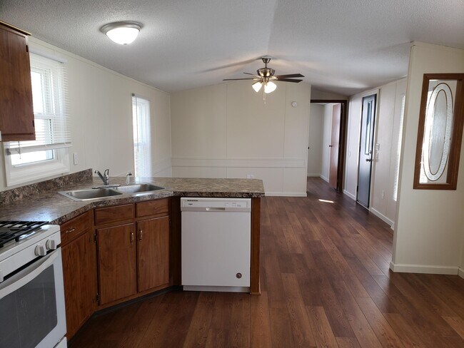 Foto del edificio - 205 Cross Dr