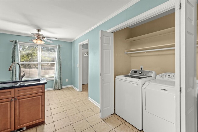 Building Photo - Inviting 3-bedroom, 1.5-bath home in the h...