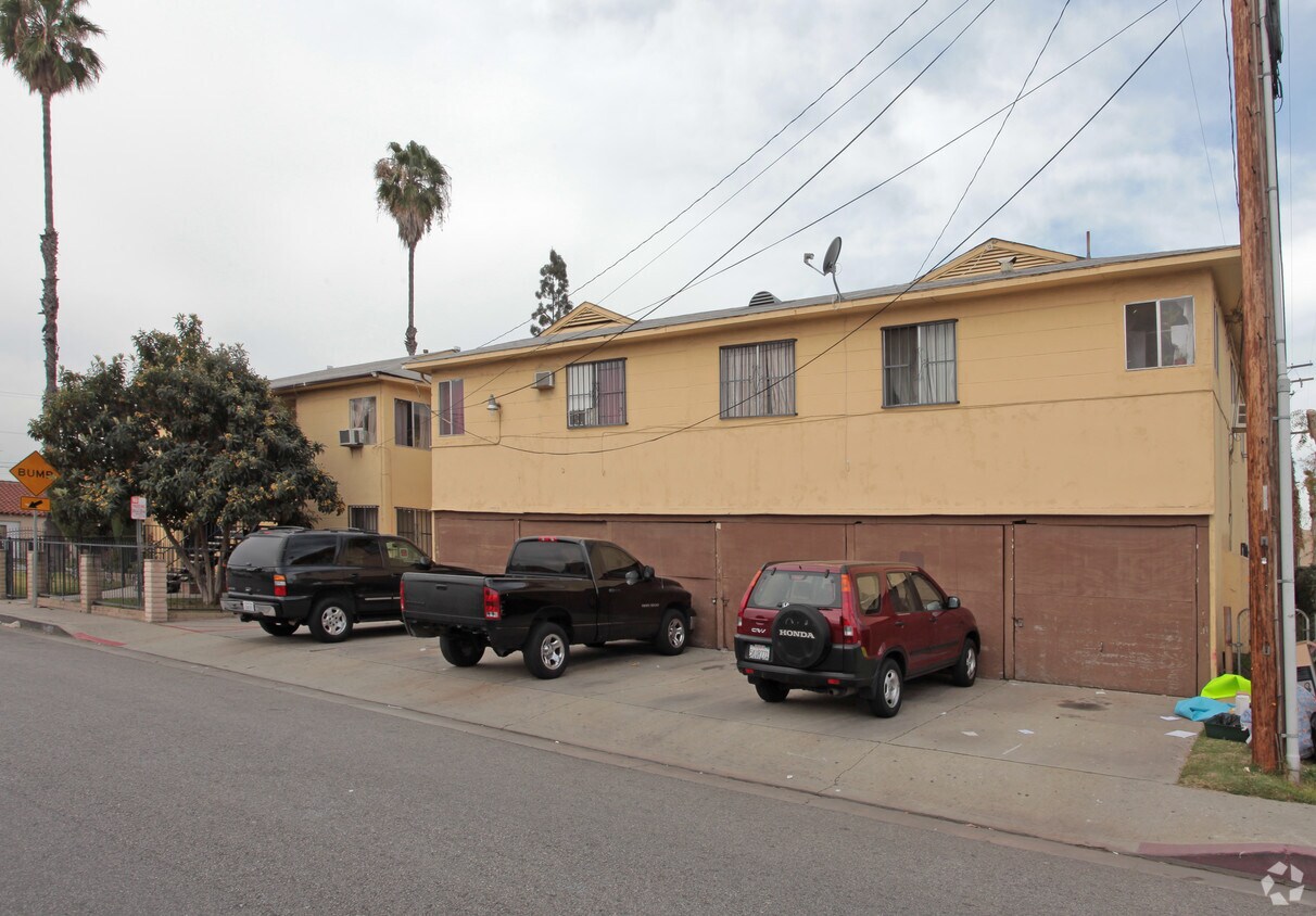 Foto del edificio - 5915 Mayflower Ave