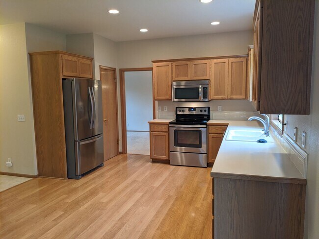 Foto del edificio - Beautiful 4-Bedroom, 2.5-Bath Home With 22...