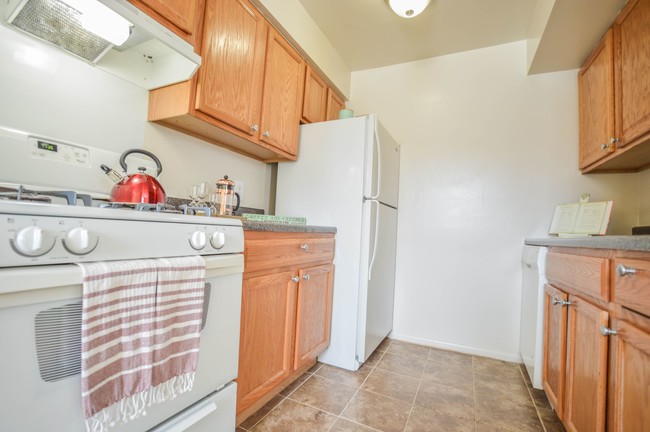 Kitchen - Summit Garden Apartments