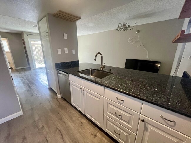 Foto del edificio - 5472 Roundtree Pl