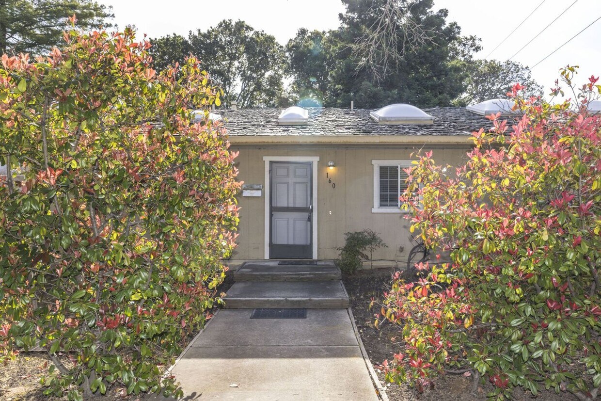 Primary Photo - 4 Bed, 4 Bath Home Steps from Downtown Pal...