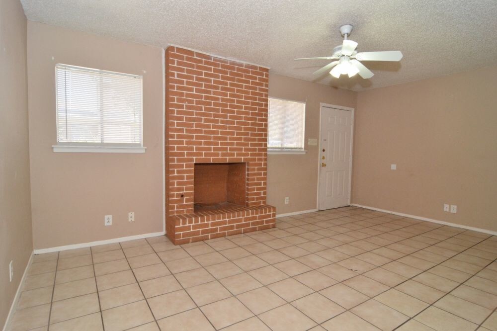 Primary Photo - North Austin Duplex for 1000/mo