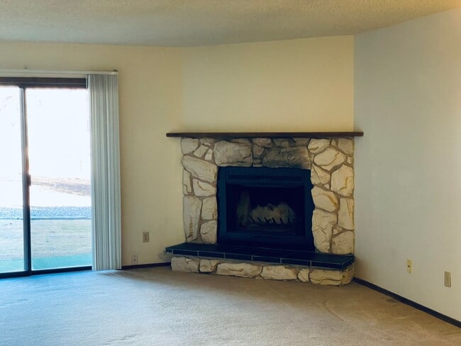 Building Photo - Village of Oak Creek condo.