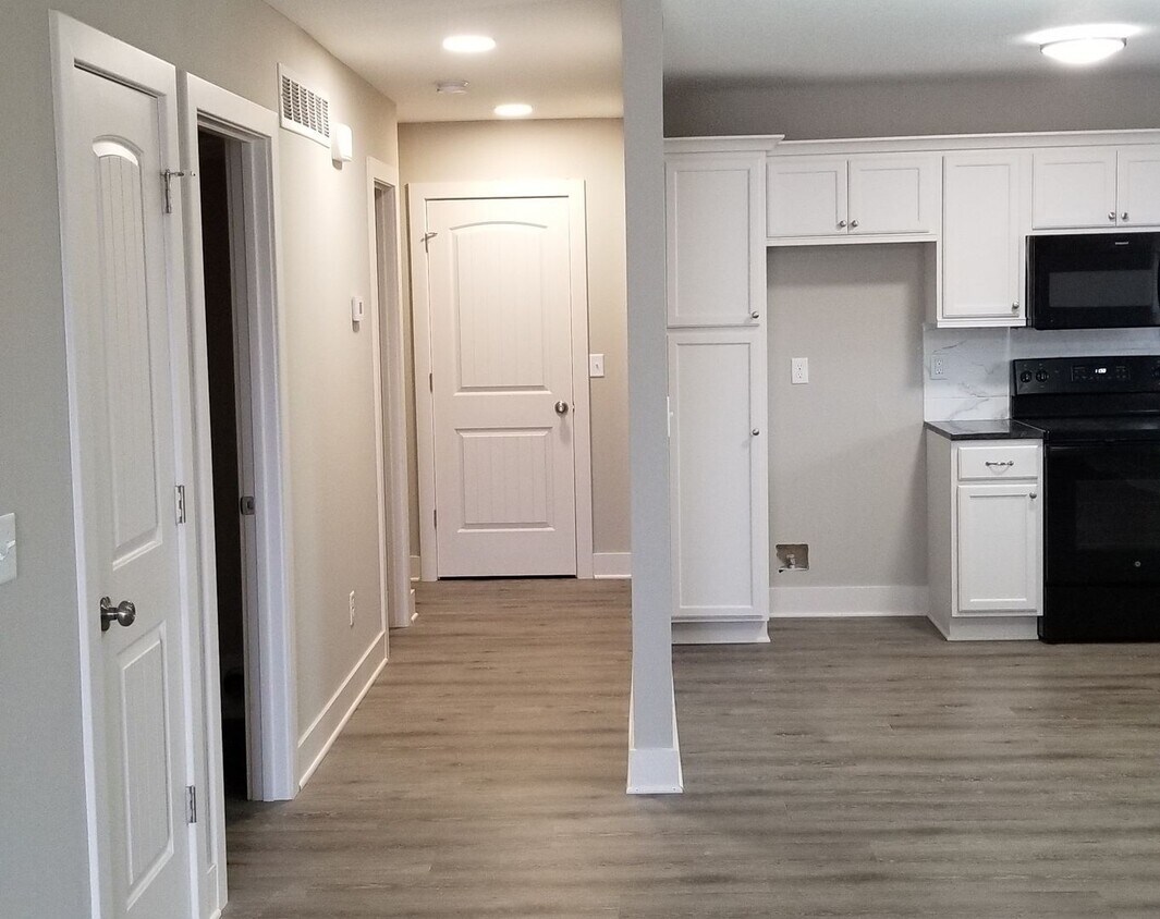Foto del edificio - 2 Bedroom, 1 1/2 bath with garage