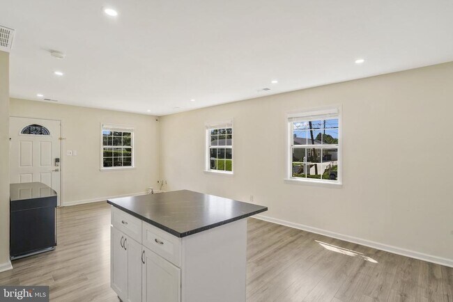 Foto del edificio - 728 Carson Ave