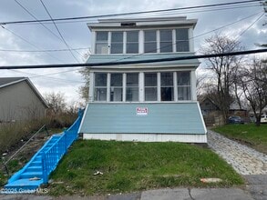 Building Photo - 609 Crane St