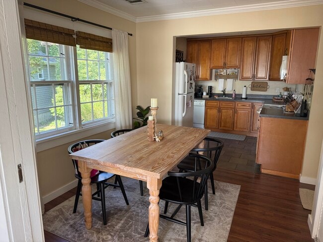 Building Photo - 124 S Beverly Dr