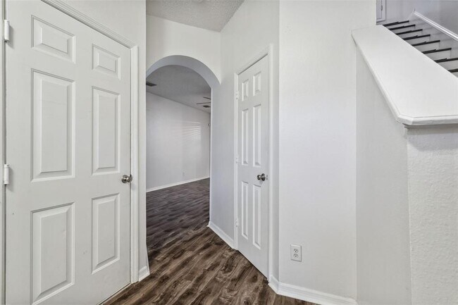 Building Photo - 655 Vallance Way NE