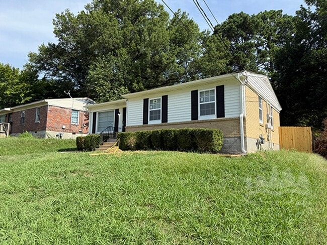 Building Photo - 2076 Willow Wood Ave