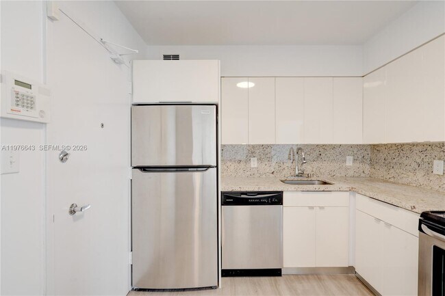 Foto del edificio - 5161 Collins Ave