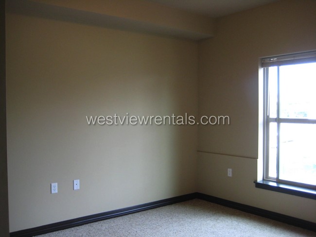 Building Photo - 112 E Maple St