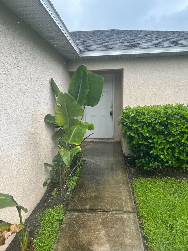 Building Photo - 4756-4758 28 ST SW